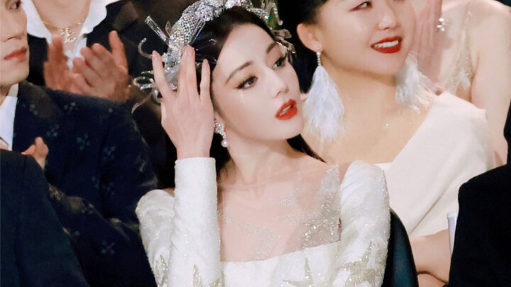 As soon as she appeared, the media reporters on the red carpet went absolutely wild! This is what we