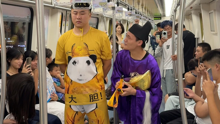 ข้านั่งบนตักนักแสดง โอบกอดขันที!