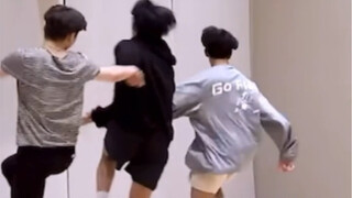 【金珉奎】好喜欢这场world练习室，快乐的黑框小狗