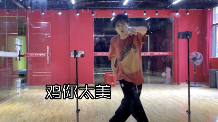 ตั้งใจดูท่าเต้นของน้องพิราบบ้านเรา ดูคนเดียวค่อนข้างลำบากหน่อย