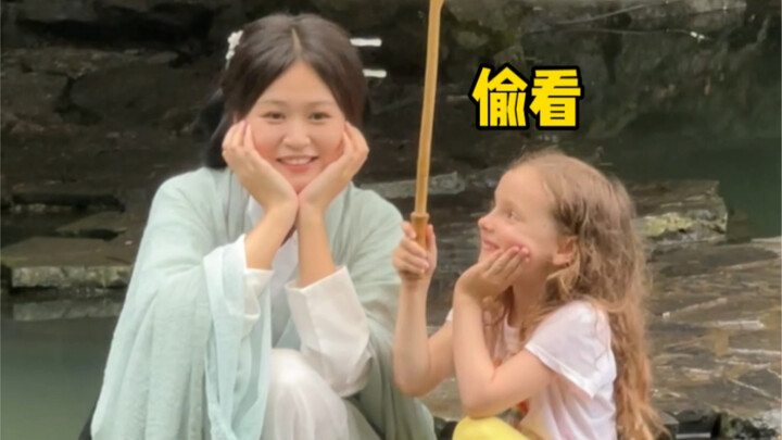 Ketika anak-anak asing bertemu dengan gadis berbusana Hanfu
