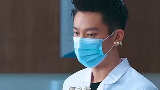 卧底承认自己的身份来迷惑黑老大 并一步步取得信任