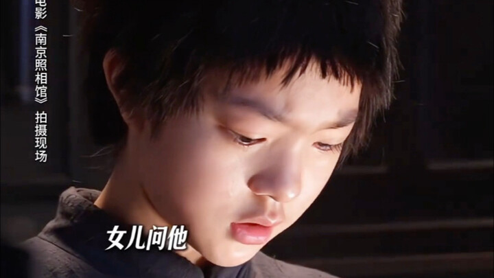 เขาส่งภรรยาและลูกสาวไปก่อน แล้วรออยู่เพียงลำพังเพื่อการรวมญาติที่ไม่มีวันเกิดขึ้น