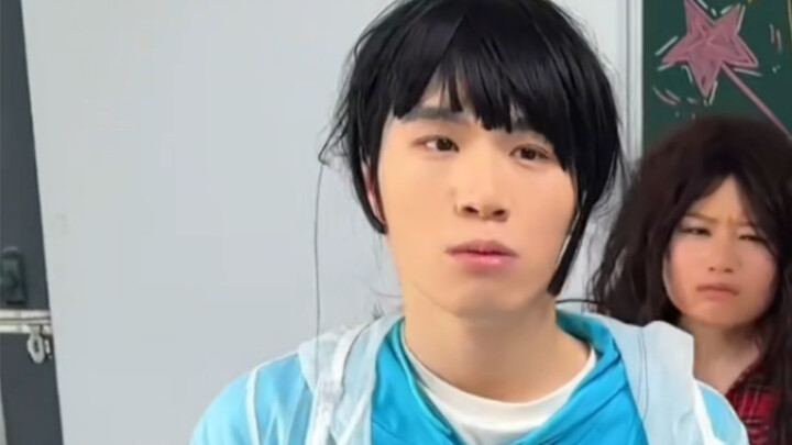 Hearing the sound of the electric fan, I know the power’s back.