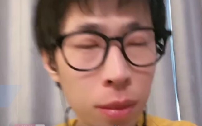 Brother Ma Niu Bi b misses the past, shows his Youth League membership card, and bursts into tears.