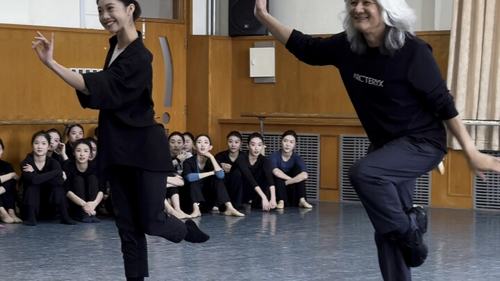 Immersive experience of the joyful class of the 66-year-old teacher of Beijing Dance Academy