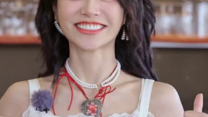 امرأة غريبة تستطيع حمل هان دونغ جون بين ذراعيها كالأميرات