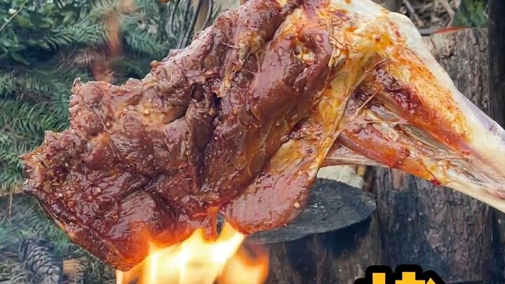 It’s getting chilly—time to roast a lamb leg and warm both body and soul!