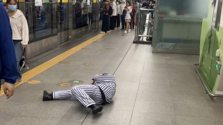 Playing Genshin Impact on the Subway