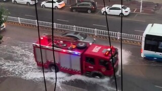 Netizens filmed two firefighters chasing a car. Netizens: "Remove the two firefighters online!" #fir