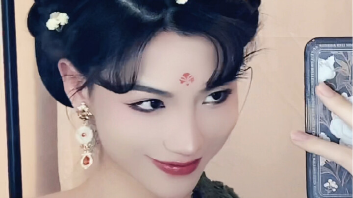 ขอเพียงหลังรอยยิ้มยังคงเย้ายวน โชว์หน้าอกแล้วจะคิดบัญชีอะไรกัน