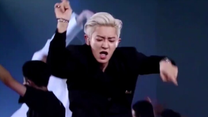 ทุกครั้งที่เห็นวิดีโอนี้ คำสี่ตัว “ตั๊กแตนดำใหญ่” ก็จะผุดขึ้นมาในหัวของฉัน