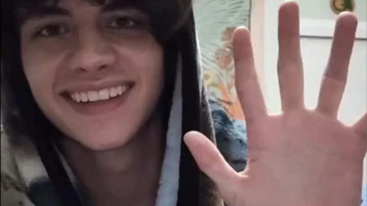 Anh chàng dùng một sợi dây để lý giải vũ trụ và hiện thực, thật lãng mạn biết bao!