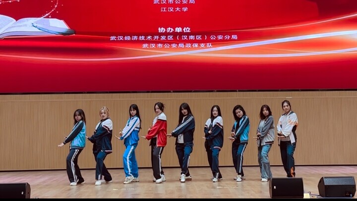 【นี่แหละที่ใช่】ชมเหล่านักศึกษามหาวิทยาลัยสวมชุดนักเรียนมัธยมปลดล็อกเวทีของ TWICE