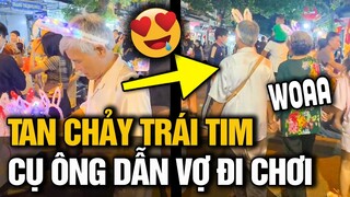 Khoảnh khắc cụ ông dẫn cụ bà đi CHƠI TRUNG THU giữa phố Hàng Mã khiến nhiều người phải NGƯỠNG MỘ