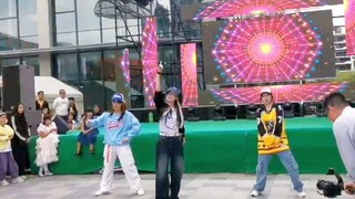 你们克拉妹都有舞台牛逼症是吧