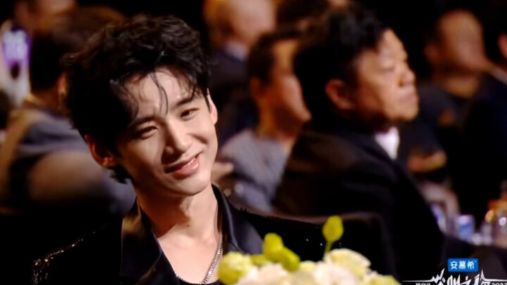 ยิ้มกอด! เว่ยต้าซุน–ซ่งอี้ขึ้นรับรางวัล ช่วงนี้ผู้กำกับภาพก็ตัดภาพได้เป็นเรื่องเป็นราว ไป๋จิ้งถิง 4 