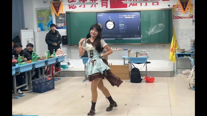 Domestic Girls’ High School: Lolita “Cosplayer of the Anime World, Little Cake” New Year’s Gala | Hi