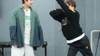Những bước nhảy quyến rũ hahahahahahahahaha thật nóng bỏng~
