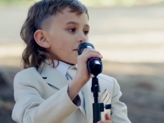 เด็กน้อยกล่าวสุนทรพจน์ในงานแต่ง ปฏิกิริยาของผู้ใหญ่สลับไปมาระหว่างน้ำตาและเสียงหัวเราะ