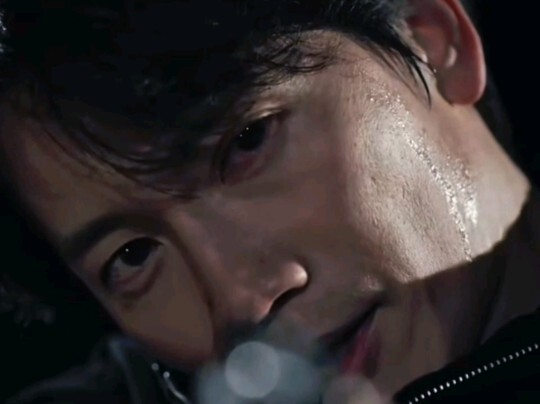 Wow! This shot of Uncle Chi is so amazing. I watched it several times. It's so handsome.