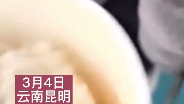 หนุ่มทำข้าวในโรงอาหารให้เป็นก้อนกลม ชาวเน็ตแซว: “ห้องพักคุณเมื่อชาติที่แล้วคงเป็นด้วงขี้วัวแน่ๆ”