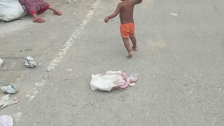 আমার ছোট্র  মামনি, সুদু দুষ্টামি ছাড়া কিছুই বোঝেনা