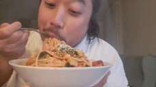 ASMR EATING SOUNDS - PASTA & GOCHUJANG CHICKEN