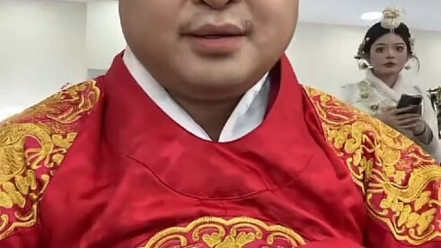 Itu melambangkan Raja Chuang yang menaklukkan kota, sekaligus melambangkan menyantap perjamuan keber