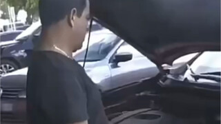 Baik yang pintar fisika maupun yang tidak pintar fisika semuanya diam.