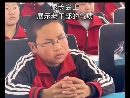 صغير في السن لكنه يبدو كبيرًا بالعمر