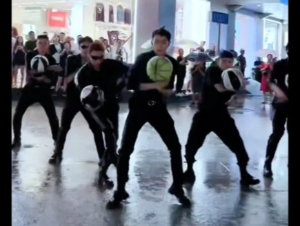 ทีมบาส F3 เต้นเพลง "มือสอง" กลางสายฝนที่ตกหนัก