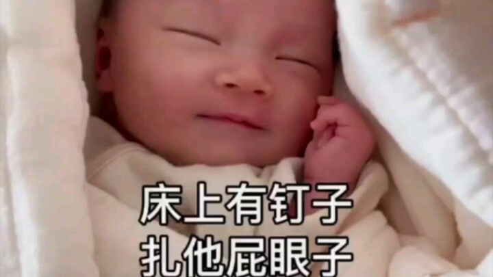 Trên giường có đinh, đâm vào mông nó!