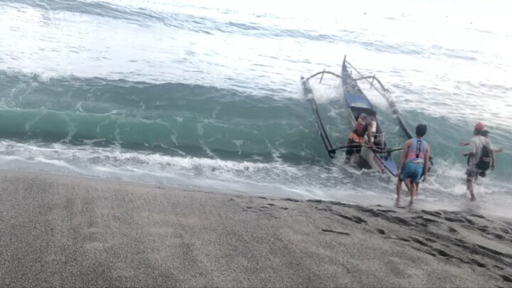 Pag bangka sa malakas na alon