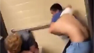 [Don't drink water while watching] The fight in the toilet was hilarious - hahahaha Have you ever th