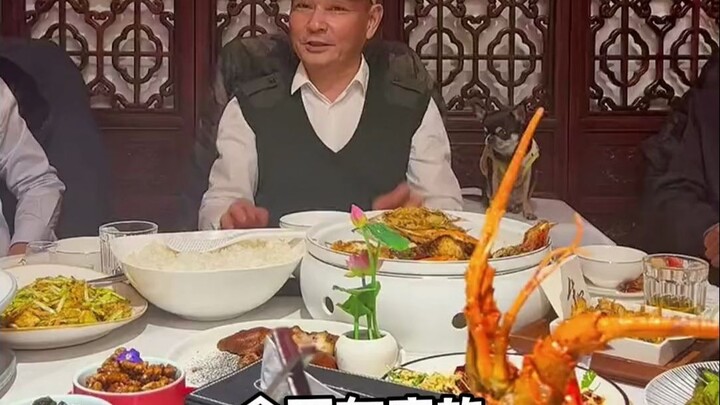 Lu Qi speaks at the dinner table; everyone present is a successful person.