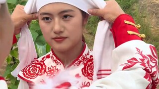 陕北表演安塞腰鼓的女娃娃绑头巾，两个“小犄角”太可爱啦