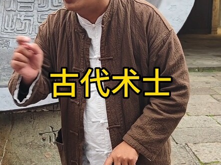 لو عبرتُ الزمن، لأصبحتُ عالم طاقة قديمًا؛ فوراء كل شيء قوة المعرفة.