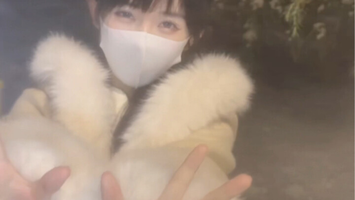 ลูกน้อยเล่นปาหิมะ!