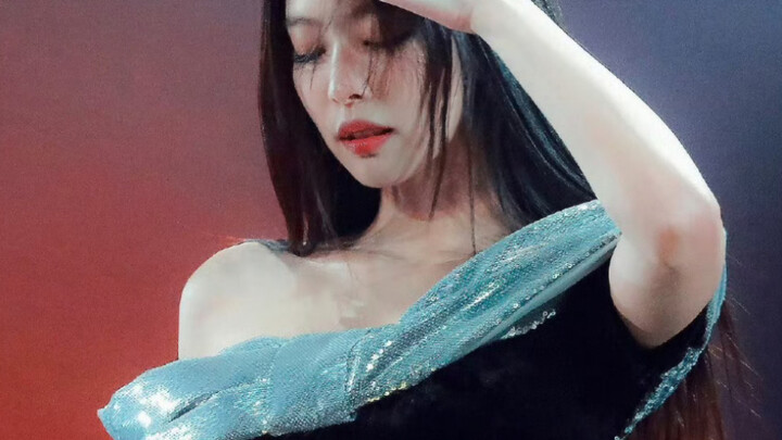 Jennie Kim is a god at opening performances!!! Her very first note shakes the entire venue—only thos