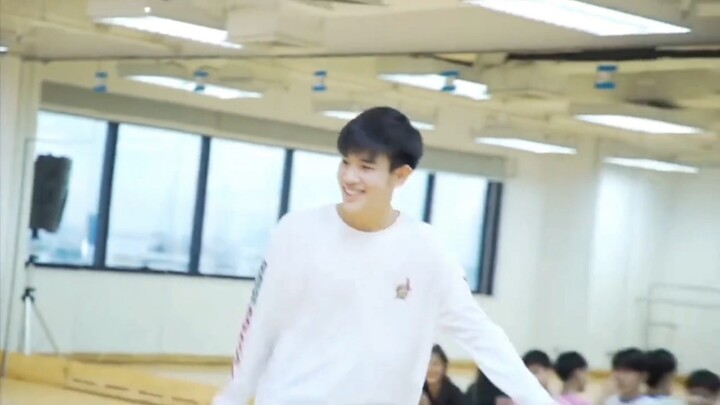 还是十六七岁的丝丝，在公司培训