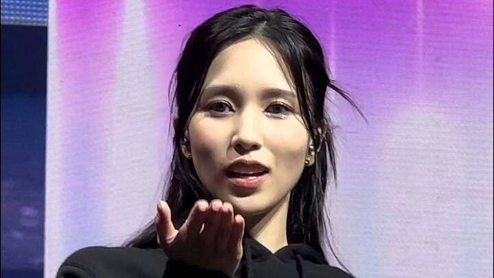 On this day, I got six adorable bunny-fan gifts up close! [230625 TWICE 5th World Tour Houston Show 