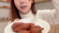 Di London ada buah salak juga …. Tapi salak nya beda sama di Indo , warnanya agak merah