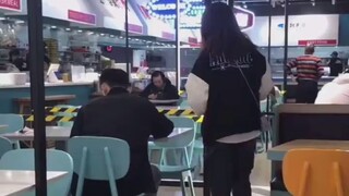 这才叫看帅哥，你们那顶多叫瞟一眼