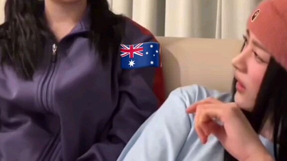 Minji can’t understand Hanni’s Australian accent, and her expression is pretty subtle.