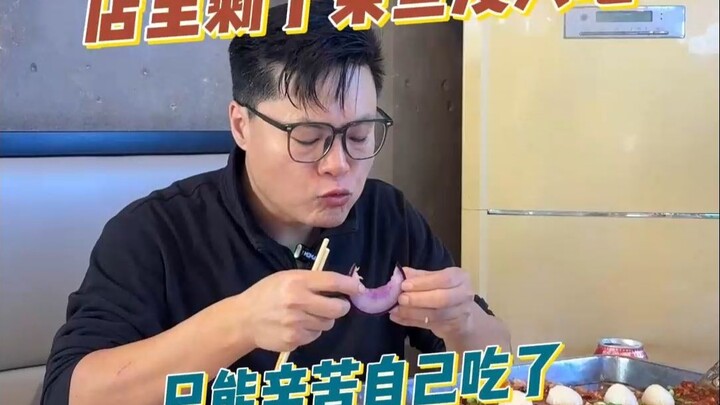 Hôm nay tiệm có một con cá quá lớn, không ai ăn nên đành tự mình “gánh vác” mà ăn thôi!