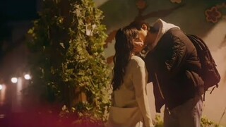 Ryu Sun Jae ( Byeon Woo-Seok ) emotionally kisses Im Sol ( Kim Hye-Yoon ) in " Lovely Runner "