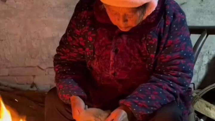 Cuaca salju dingin banget, nenek panaskan anjing dengan api—balik-balik merata, cara yang sederhana 