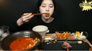Bỏ cơm vào mì ăn kèm thịt sườn cừu nướng 6 #amthuc