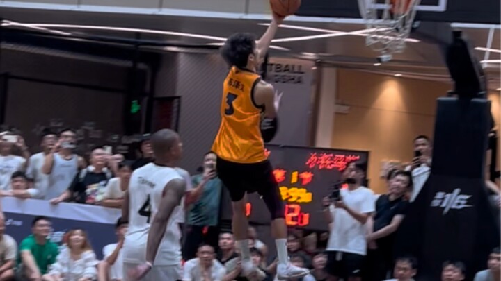 Chen Zewen goes one-on-one against an NBA active player
